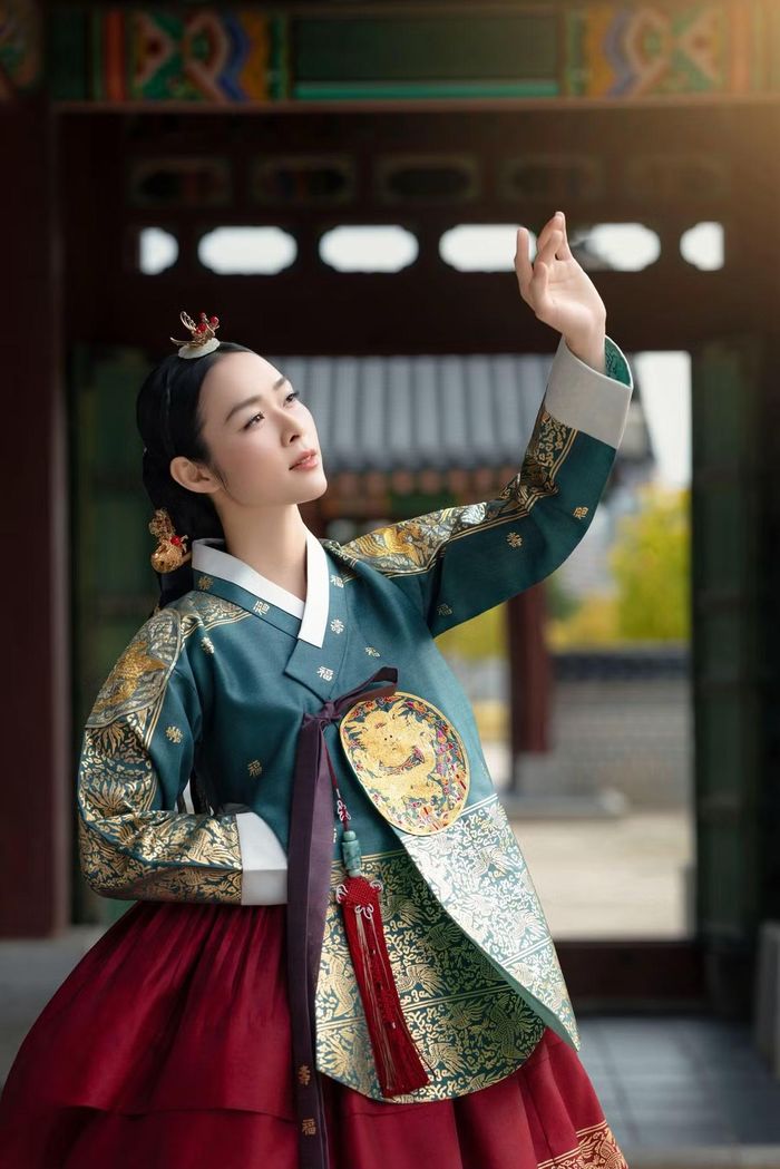 Với lối trang điểm nhẹ nhàng, mái tóc búi gọn cùng những món phụ kiện tinh tế, nữ diễn viên khoe trọn đường nét thanh tú.