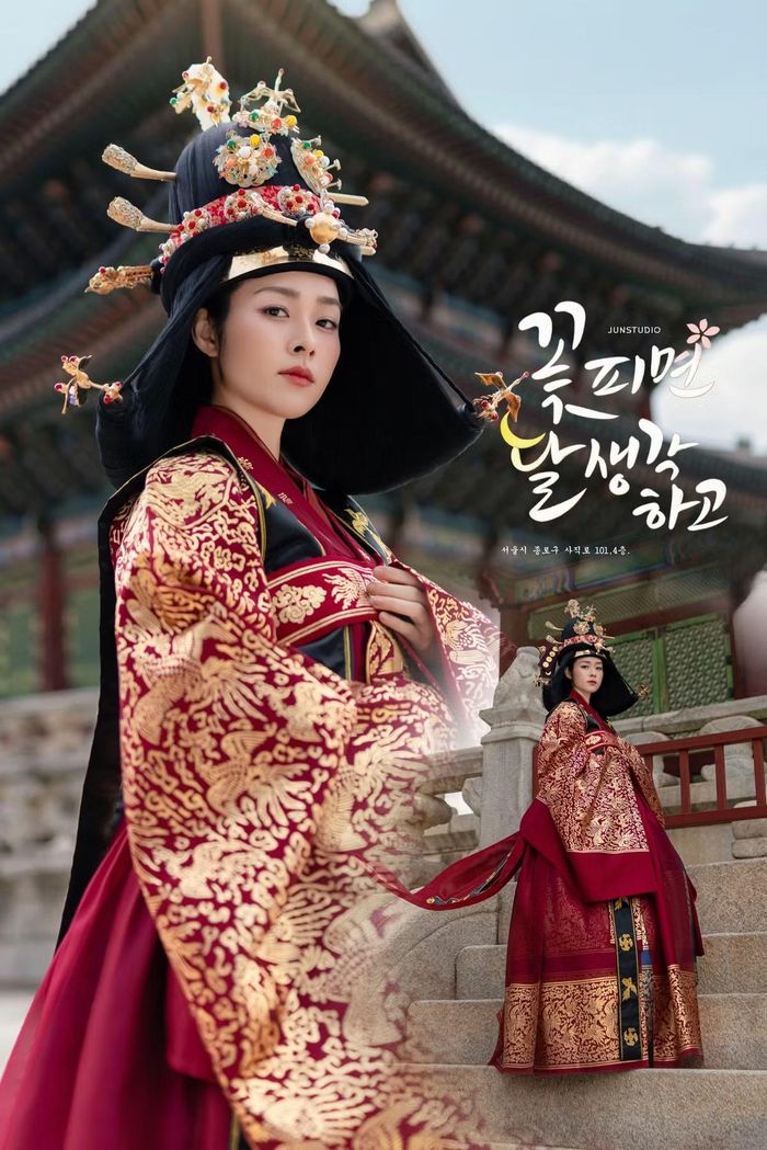 Diệp Bảo Ngọc tiếp tục gây bất ngờ khi đăng tải tạo hình thứ hai với bộ hanbok đỏ thẫm, áo choàng thêu họa tiết vàng và mũ đội đầu cầu kỳ, gợi hình ảnh một bậc mẫu nghi trong phim cổ trang Hàn Quốc.
