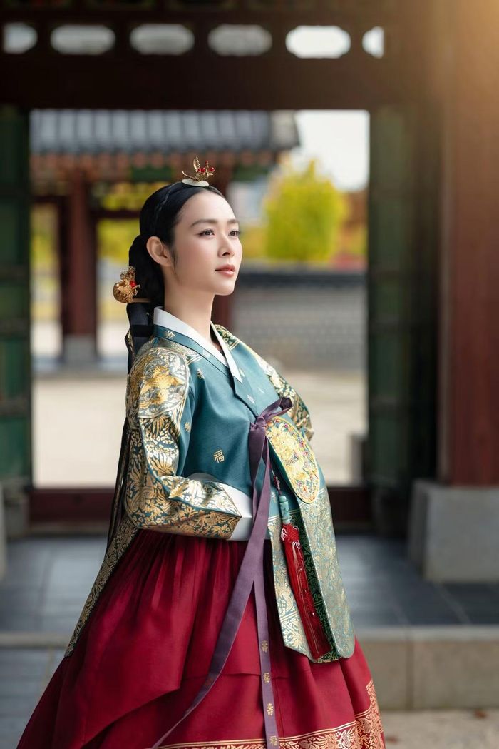 Không cần tạo dáng cầu kỳ, Diệp Bảo Ngọc vẫn thu hút ánh nhìn với thần thái nhẹ nhàng, nền nã. Bộ hanbok có những họa tiết thêu cầu kỳ càng tôn lên vẻ sang trọng, quý phái của nữ diễn viên.