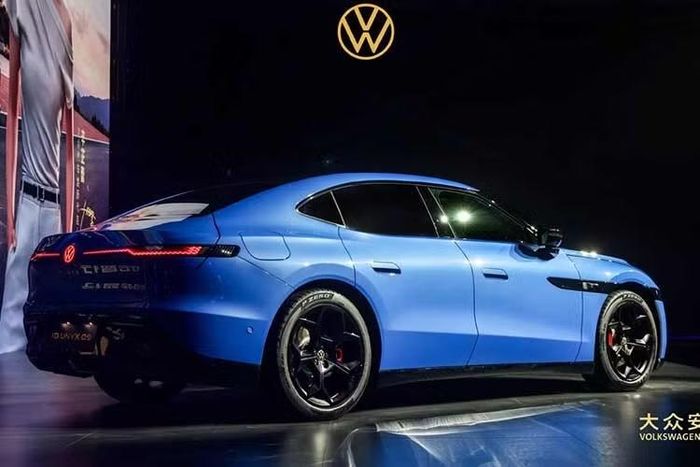 Trong khi đó, phiên bản AWD được bổ sung mô-tơ điện phía trước có công suất tối đa 140 kW (188 mã lực). Tổng công suất của hệ thống đạt 370 kW (496 mã lực). Phiên bản AWD có tốc độ tối đa 200 km/h dù sở hữu trọng lượng không tải lên tới 2.307 kg.