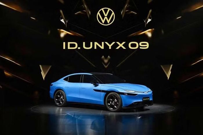 Dù ở cấu hình nào, xe cũng dùng bộ pin lithium-sắt-photphat (LFP) với dung lượng 91,963 kWh do CATL cung cấp. Xe cũng được trang bị hệ thống treo khí nén hai buồng của Continental và công nghệ sạc siêu nhanh 5C. Cuối cùng là hệ thống treo khí nén hai buồng do Vibracoustic cung cấp.