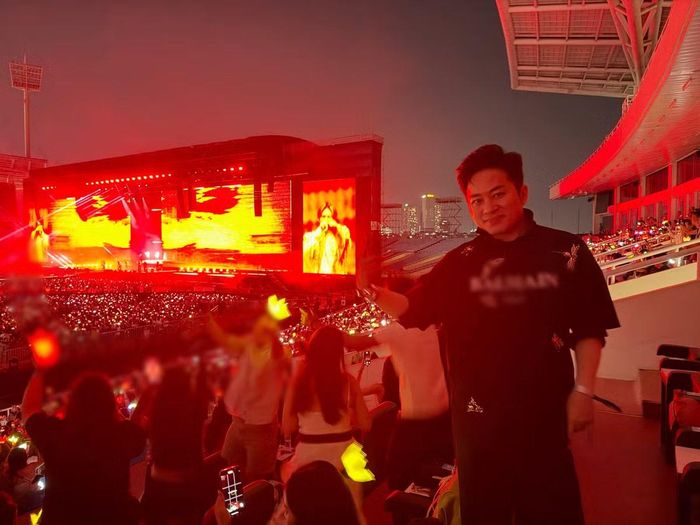 Trong khi đó, ca sĩ Tùng Dương cho biết: “Đi xem BigBang, tranh thủ học hỏi các cao thủ cách khuấy động sân vận động để 2 tháng nữa đỡ bỡ ngỡ khi đến lượt mình ở sân Mỹ Đình”. Ảnh: FB Tùng Dương.