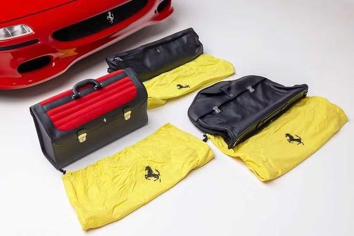 F50 xuất xưởng với lớp sơn ngoại thất màu đỏ Rosso Corsa kết hợp nội thất da màu đen cùng điểm nhấn ghế màu đỏ. Xe được giao mới thông qua Maranello Sales Ltd tại Egham, Surrey, là một trong khoảng 25 chiếc F50 được phân phối đến thị trường Vương quốc Anh.