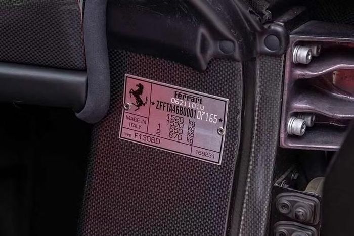 "Đồng thời cho biết thêm rằng siêu xe Ferrari F50 mang lại trải nghiệm lái cơ khí đỉnh cao, thuần túy, được cung cấp sức mạnh bởi công nghệ bắt nguồn từ F1.”, ông Alexander Weaver cho biết thêm