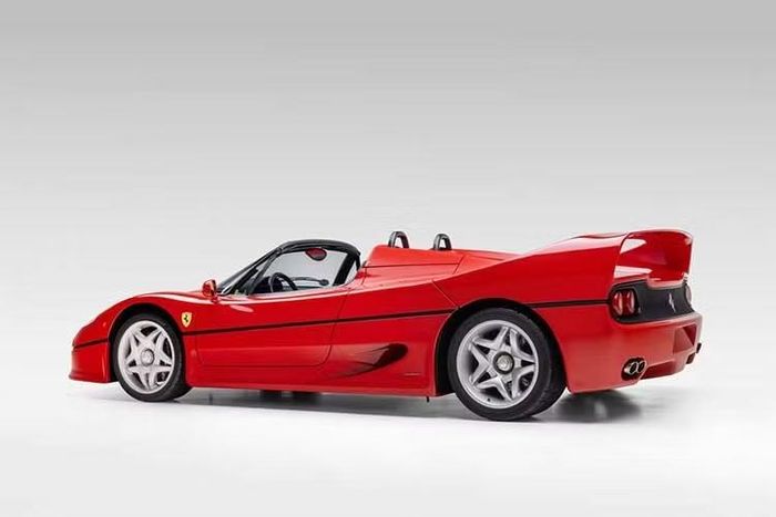 Hãng Ferrari chế tạo siêu xe F50 trong khoảng thời gian từ năm 1995 đến 1997 như lời tri ân thuần chất đường phố dành cho chương trình F1 của hãng.
