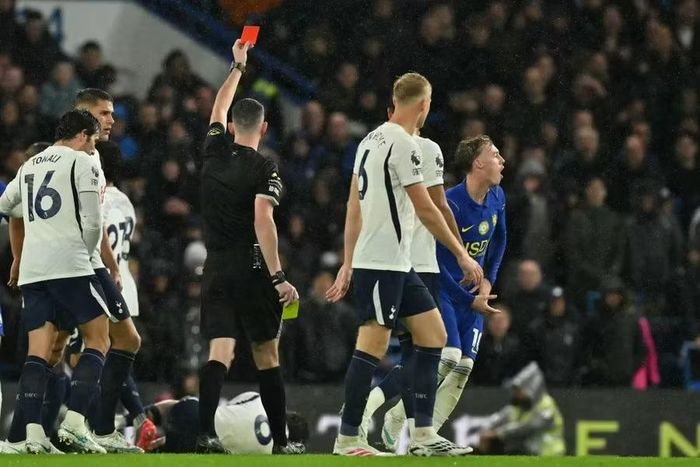 Tiền vệ Cole Palmer dính thẻ đỏ khi Chelsea thua Tottenham 0-2 ở vòng 8 Ngoại hạng Anh rạng sáng 25/10 (giờ Hà Nội). Ảnh: PA