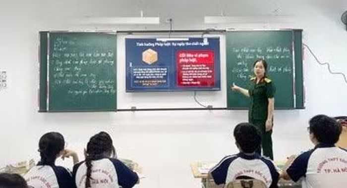Học sinh Trường THPT Sóc Sơn trong giờ học lý thuyết trên lớp môn Giáo dục Quốc phòng và An ninh. Ảnh: Đình Tuệ