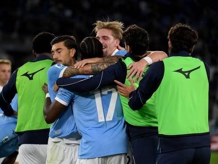 Các cầu thủ Lazio ăn mừng chiến thắng Parma 2-1 ở vòng 8 Serie A. Ảnh: Goal