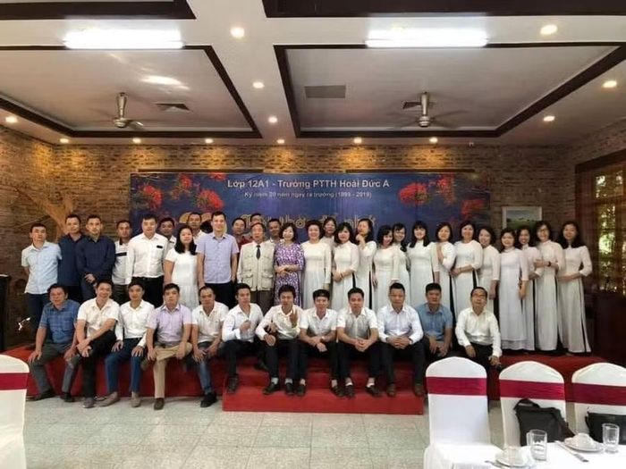 Năm 2019 khi kỷ niệm 20 năm ngày ra trường, thầy Hiền khi ấy còn khoẻ và tham gia hoạt động dã ngoại cùng học trò lớp A1, niên khóa 1996-1999.