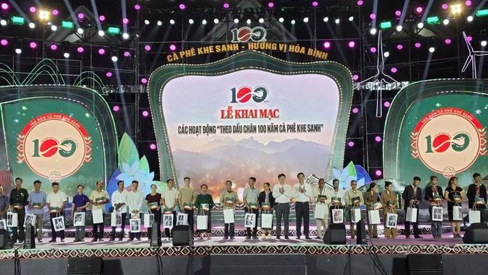 Ông Vương Quốc Tuấn, Bí thư Tỉnh ủy và ông Bùi Hoàng Phương, Chủ tịch UBND tỉnh trao quà cho các hộ nghèo, gia đình chính sách.
