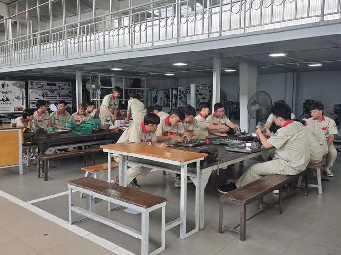 Sinh viên Khoa Cơ khí Động lực trong giờ thực hành tại xưởng.