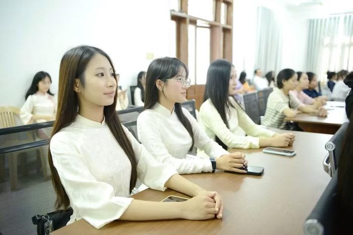 Các giáo viên, sinh viên tiếp thu những nội dung mới và yêu cầu đặt ra với đào tạo giáo viên về triển khai thí điểm Chương trình Giáo dục mầm non mới. (Ảnh: Huy Lê)