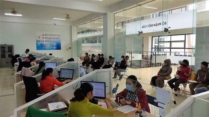 Nhiều người dân tại Đắk Lắk tìm đến Trung tâm dịch vụ việc làm, Sở Nội vụ tỉnh để tìm hiểu thông tin. (Ảnh: TTCC)