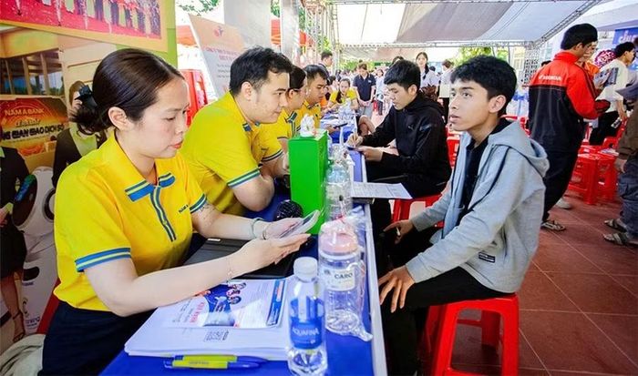 Thanh niên Đắk Lắk được tư vấn, giới thiệu việc làm tại ngày hội việc làm 2026. (Ảnh: TTCC)