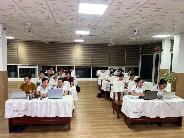 Giáo viên Trường Mầm non Ngọc Lan tập huấn nâng cao năng lực số.