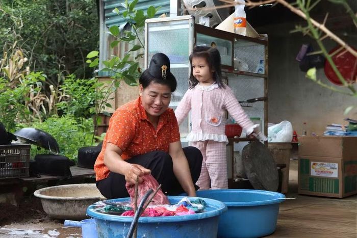 Người dân xã Pu Nhi sử dụng nước tự chảy.