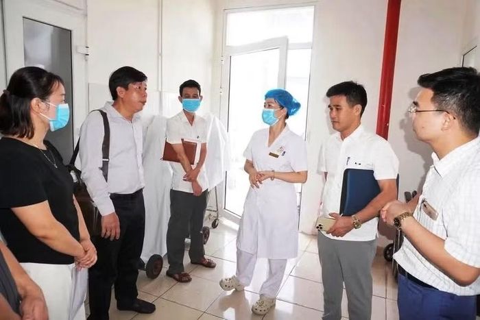 CDC Thanh Hóa phối hợp với phường Hạc Thành thực hiện các biện pháp giám sát, xử lý dịch sốt xuất huyết, ngăn chặn bệnh lây lan trong cộng đồng.