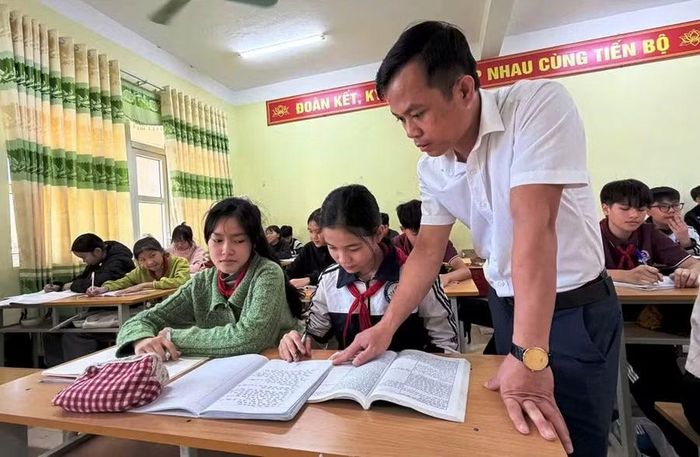 Thầy và trò Trường Tiểu học và THCS Mường Lát.