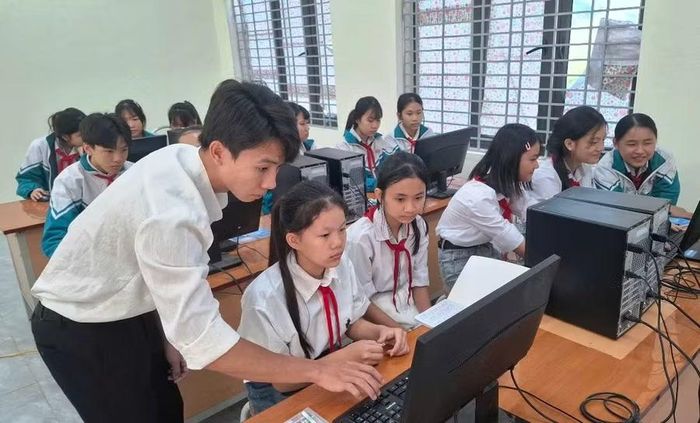 Giờ học Tin học ở Trường Tiểu học và THCS Sơn Điện (Thanh Hóa).