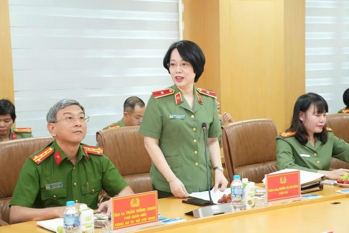 Thiếu tướng Dương Thị Thu Hằng – Giám đốc Bệnh viện 30-4, phát biểu tại buổi làm việc.