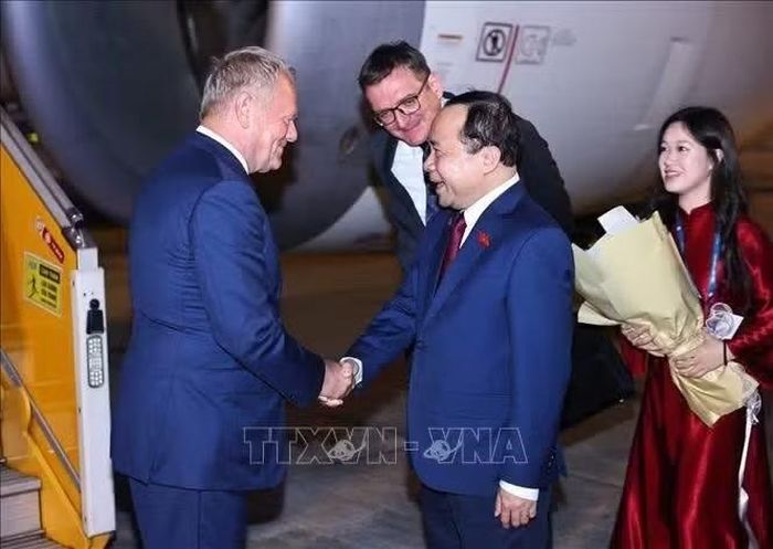 Bộ trưởng Bộ Khoa học và Công nghệ Vũ Hải Quân đón Thủ tướng Cộng hòa Ba Lan Donald Tusk tại sân bay Quốc tế Nội Bài (Hà Nội). Ảnh: Minh Đức/TTXVN