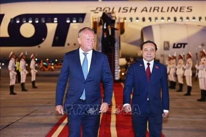 Bộ trưởng Bộ Khoa học và Công nghệ Vũ Hải Quân đón Thủ tướng Cộng hòa Ba Lan Donald Tusk tại sân bay Quốc tế Nội Bài. Ảnh: Minh Đức/TTXVN