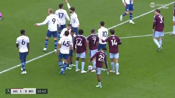 Tiền đạo Erling Haaland nổi nóng yêu cầu thủ môn người Ý trở lại khung thành. Ảnh: TNT SPORTS.