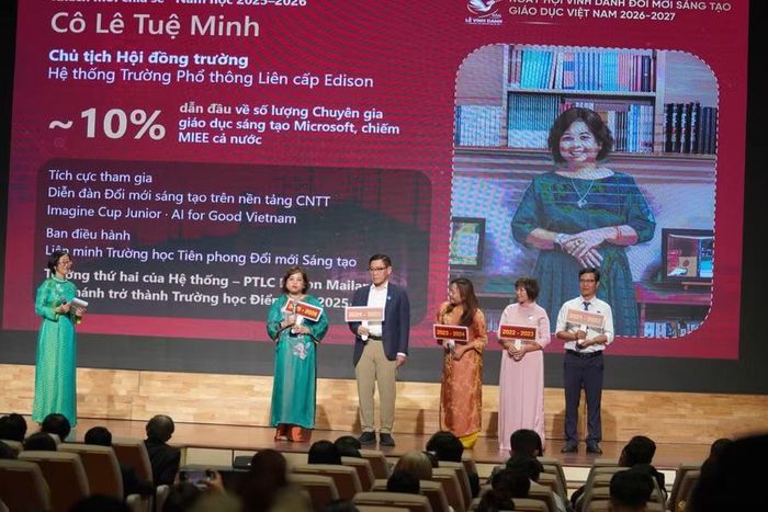 Ngày hội Vinh danh Đổi mới sáng tạo Giáo dục Việt Nam 2026 - 2027 tôn vinh các cá nhân, tập thể trường học trong đổi mới phương pháp dạy học và quản trị.