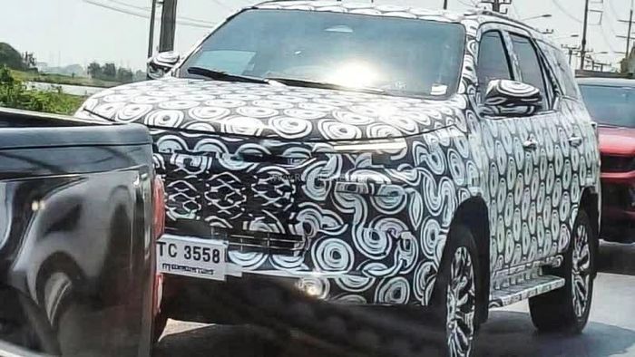 Điểm đáng chú ý là Fortuner 2027 có thể không phải một thế hệ hoàn toàn mới như những đồn đoán trước đó.
