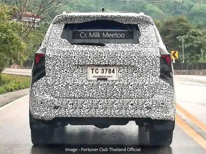 Phía sau Fortuner 2027 có những điều chỉnh đáng kể, với cửa cốp thiết kế lại, dải LED nối liền và đồ họa đèn hậu mới.