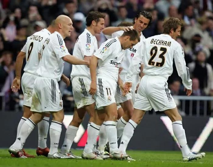 Michael Owen (giữa) ăn mừng bàn thắng trong trận đấu giữa Real Madrid và Barcelona tại La Liga trên sân Bernabéu ngày 10/4/2005. (Nguồn: Getty Images)