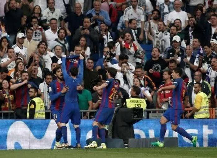 Messi ăn mừng bàn thắng quyết định ở phút bù giờ, giúp Barcelona đánh bại Real Madrid 3-2 trên sân Santiago Bernabéu, Madrid, ngày 23/4/2017. (Nguồn: Getty Images)