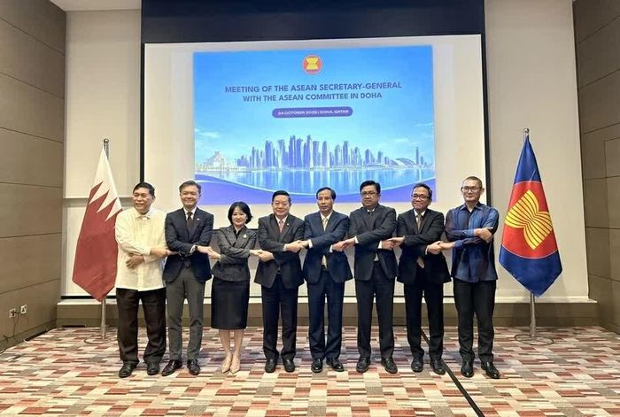 Tổng Thư ký ASEAN chụp ảnh lưu niệm cùng các Đại sứ ASEAN tại Qatar. (Nguồn: ĐSQ Việt Nam tại Qatar)