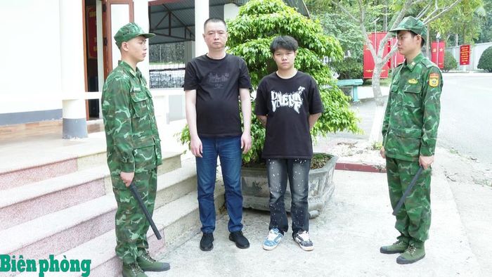 Hai người đàn ông quốc tịch Trung Quốc bị bắt giữ tại Đồn Biên phòng cửa khẩu Tân Thanh. Ảnh: Vi Toàn