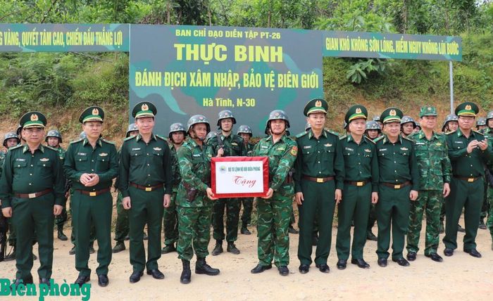 Đoàn công tác Bộ Tư lệnh Bộ đội Biên phòng tặng quà cán bộ, chiến sĩ Bộ đội Biên phòng tỉnh Hà Tĩnh tham gia huấn luyện diễn tập thực binh. Ảnh: Viết Lam