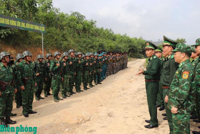 Thiếu tướng Hoàng Hữu Chiến động viên cán bộ, chiến sĩ Bộ đội Biên phòng tỉnh Hà Tĩnh tham gia huấn luyện diễn tập thực binh. Ảnh: Viết Lam
