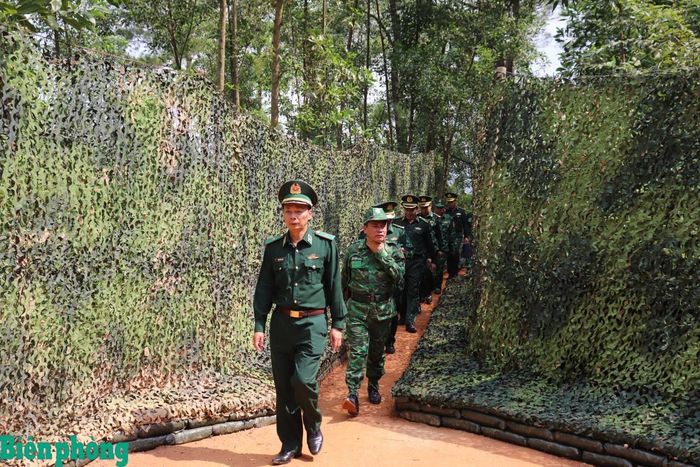 Thiếu tướng Hoàng Hữu Chiến và đoàn công tác kiểm tra tại sở chỉ huy diễn tập của Bộ Tư lệnh Bộ đội Biên phòng. Ảnh: Viết Lam