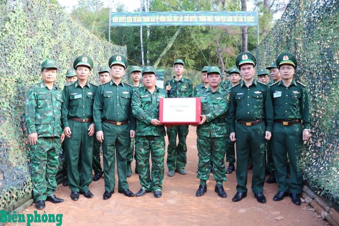 Trung tướng Vũ Trung Kiên và Trung tướng Nguyễn Anh Tuấn tặng quà, động viên đại diện các đơn vị tham gia diễn tập. Ảnh: Viết Lam