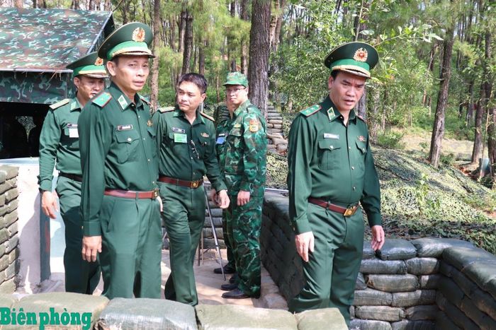 Trung tướng Vũ Trung Kiên cùng đoàn công tác kiểm tra hệ thống hầm hào, công sự tại Sở Chỉ huy diễn tập Bộ Tư lệnh Bộ đội Biên phòng. Ảnh: Viết Lam