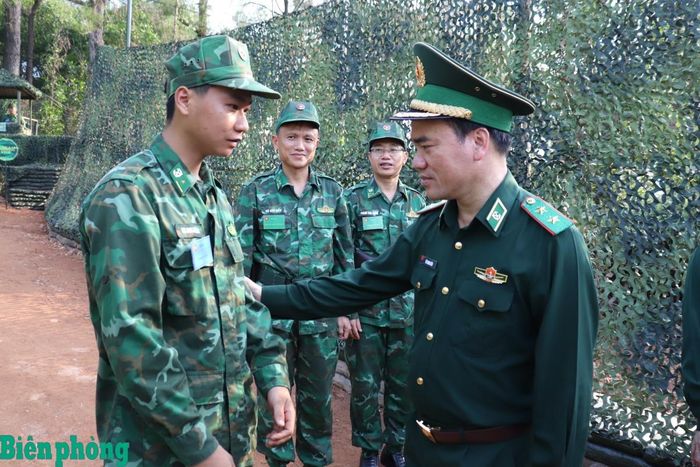Trung tướng Vũ Trung Kiên động viên cán bộ trẻ tham gia diễn tập. Ảnh: Viết Lam