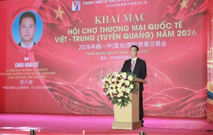 Phó Châu trưởng Chính quyền Nhân dân châu Văn Sơn, tỉnh Vân Nam (Trung Quốc) phát biểu tại hội chợ. Ảnh: Báo Tuyên Quang