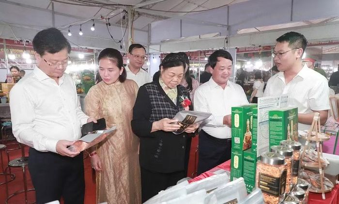 Bí thư Tỉnh ủy Hầu A Lềnh cùng các đại biểu dự Lễ khai mạc hội chợ tham quan các gian hàng trưng bày tại Hội chợ. Ảnh: Báo Tuyên Quang.