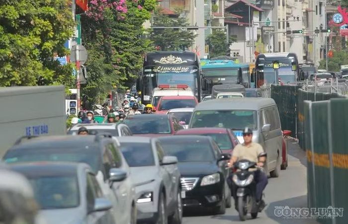 Các đoạn rào chắn trên đường Nghi Tàm và Âu Cơ khiến mặt đường dành cho phương tiện lưu thông bị thu hẹp còn khoảng 6 - 7,5m.