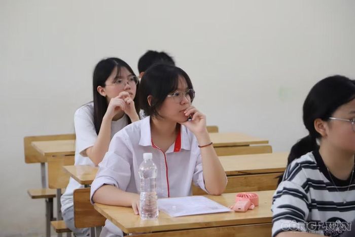 Bên cạnh tranh luận về số môn thi, áp lực tuyển sinh lớp 10 còn xuất phát từ khoảng cách giữa số học sinh hoàn thành chương trình THCS và chỉ tiêu tuyển sinh của các trường THPT.