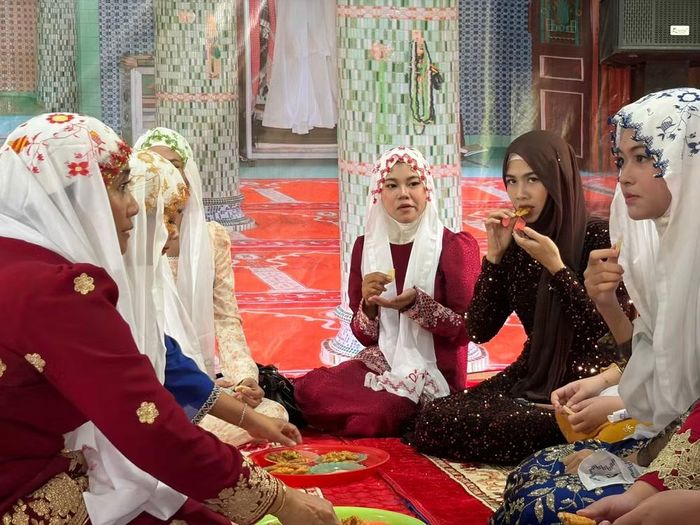 Du khách thưởng thức ẩm thực Tết Raya Aidil Fitri. Ảnh: BTC