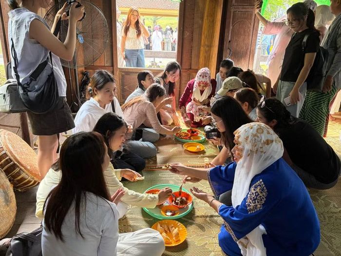 Người dân thưởng thức món ăn truyền thống của đồng bào Chăm Islam tỉnh An Giang tại không gian Làng Văn hóa. Ảnh: BTC