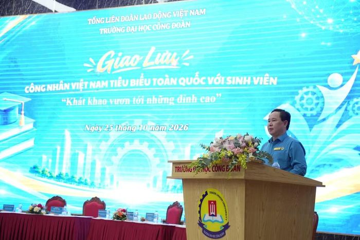 PGS.TS. Lê Mạnh Hùng - Ủy viên BCH Tổng Liên đoàn Lao động Việt Nam, Bí thư Đảng ủy, Hiệu trưởng Trường Đại học Công đoàn phát biểu. Ảnh: BTC