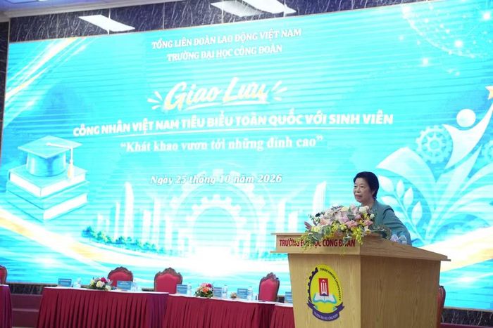 Anh hùng Lao động Cù Thị Hậu - Nguyên Ủy viên Trung ương Đảng, Nguyên Chủ tịch Tổng Liên đoàn Lao động Việt Nam chia sẻ tại chương trình. Ảnh: BTC