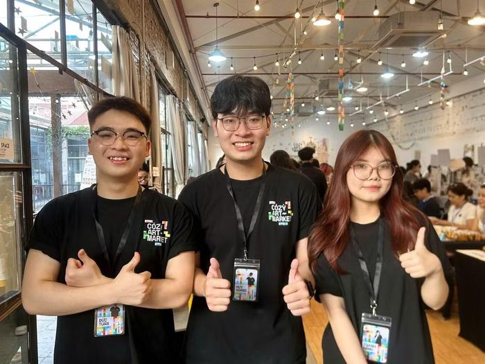 Anh Trần Đức Huy Hoàng (giữa) và các thành viên ban tổ chức. Ảnh: Diệu Thương