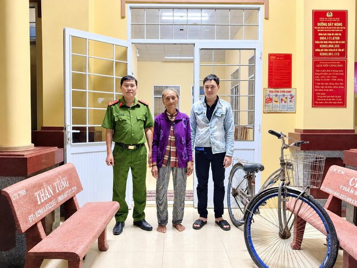 Người thân đón bà Huỳnh Thị Tư tại trụ sở Công an xã Vĩnh Mỹ, tỉnh Cà Mau (Ảnh: H.Đ).